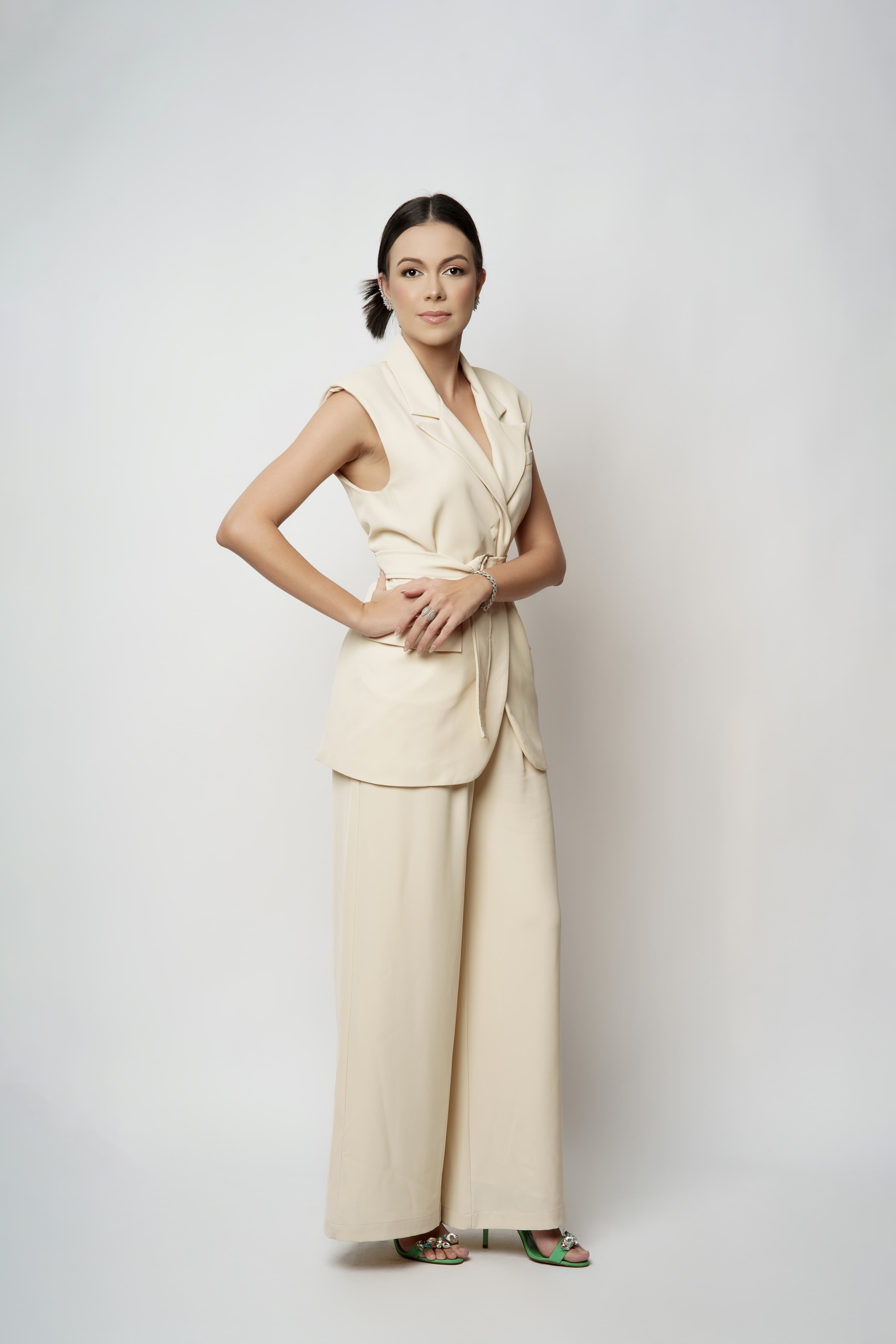 Nutricionista Natali Rodrigues em pé utilizando um notebook